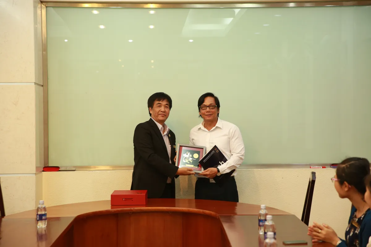 Trao Quyết định hưởng chế độ hưu trí cho ThS. Nguyễn Công Trí - GV bộ môn Toán - Kinh tế, khoa Toán - Thống kê