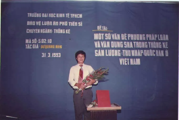 [UEH 50] Từ cựu sinh viên Khóa A đến người thầy gắn bó với Thống kê UEH: Hành trình được lưu giữ qua những trang sách