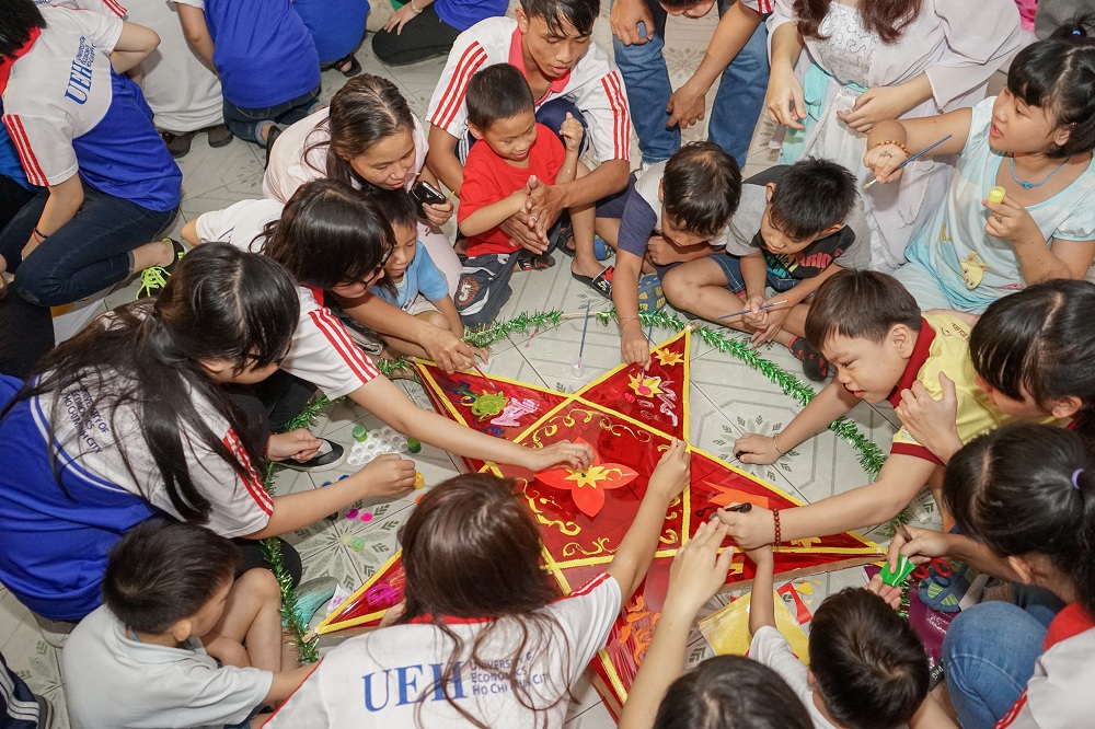 CÔNG TY SMARTCOM CÙNG ĐOÀN TRƯỜNG ĐẠI HỌC KINH TẾ TỔ CHỨC CHƯƠNG TRÌNH TỪ THIỆN “VUI HỘI TRĂNG RẰM 2015”