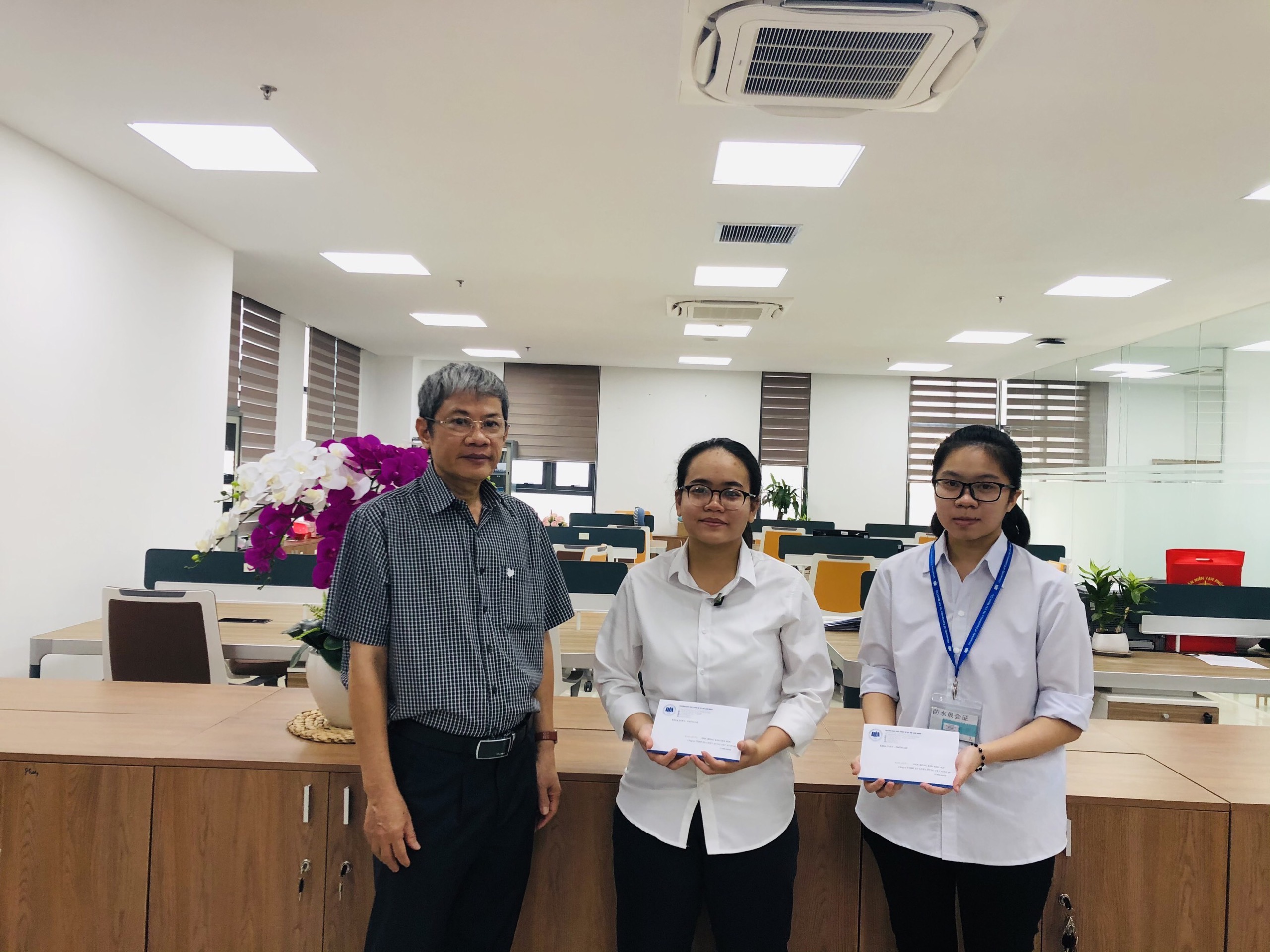 KHOA TOÁN - THỐNG KÊ TRAO HỌC BỔNG SINH VIÊN KHOA NHÂN DỊP TẾT NGUYÊN ĐÁN 2021