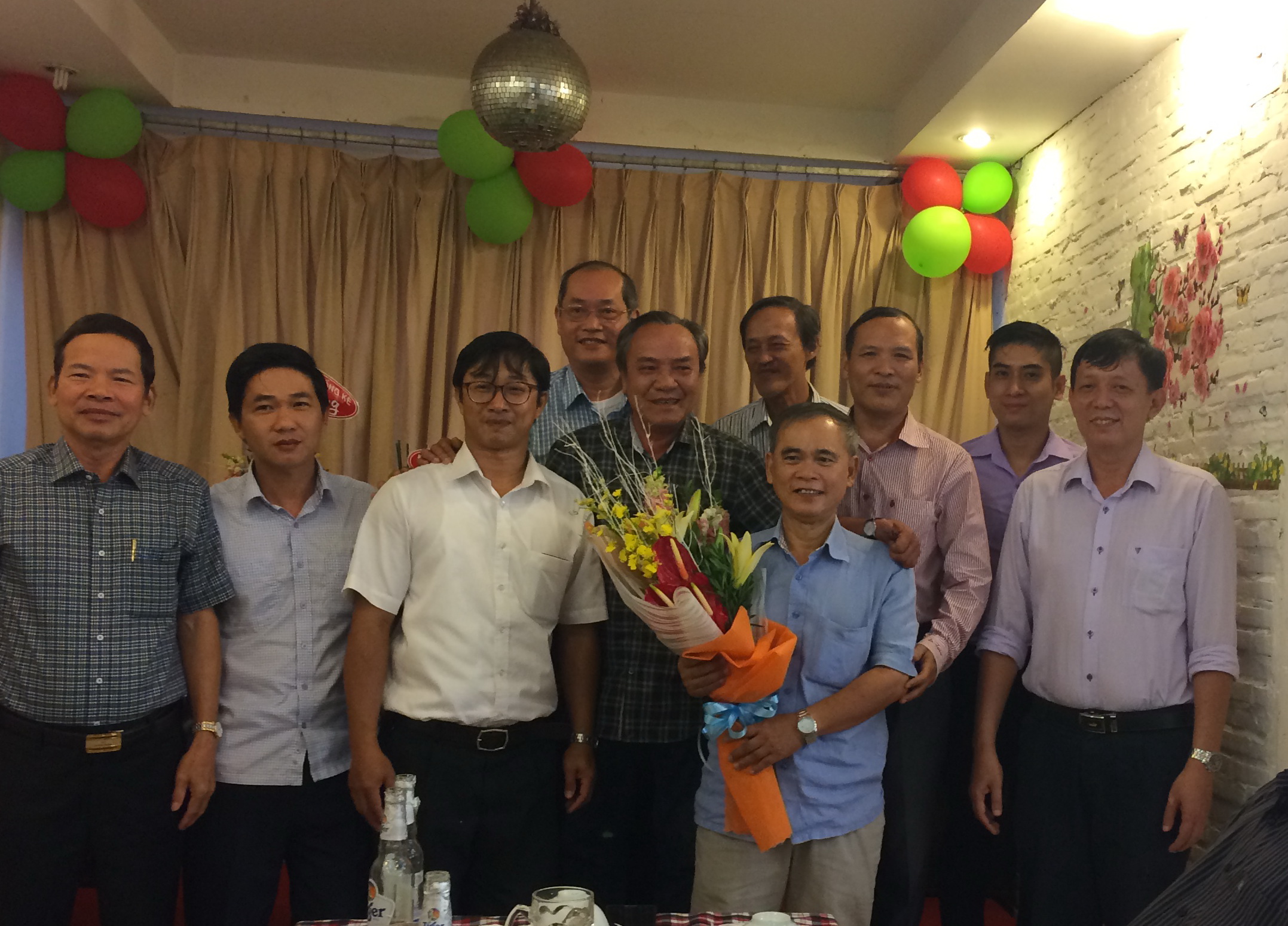 Khoa Toán - Thống kê họp mặt thân mật nhân dịp thầy Lê Văn Sáng nhận quyết định hưởng chế độ hưu trí và thầy Đinh Thái Hoàng nhận công tác mới tại khoa Quản Trị