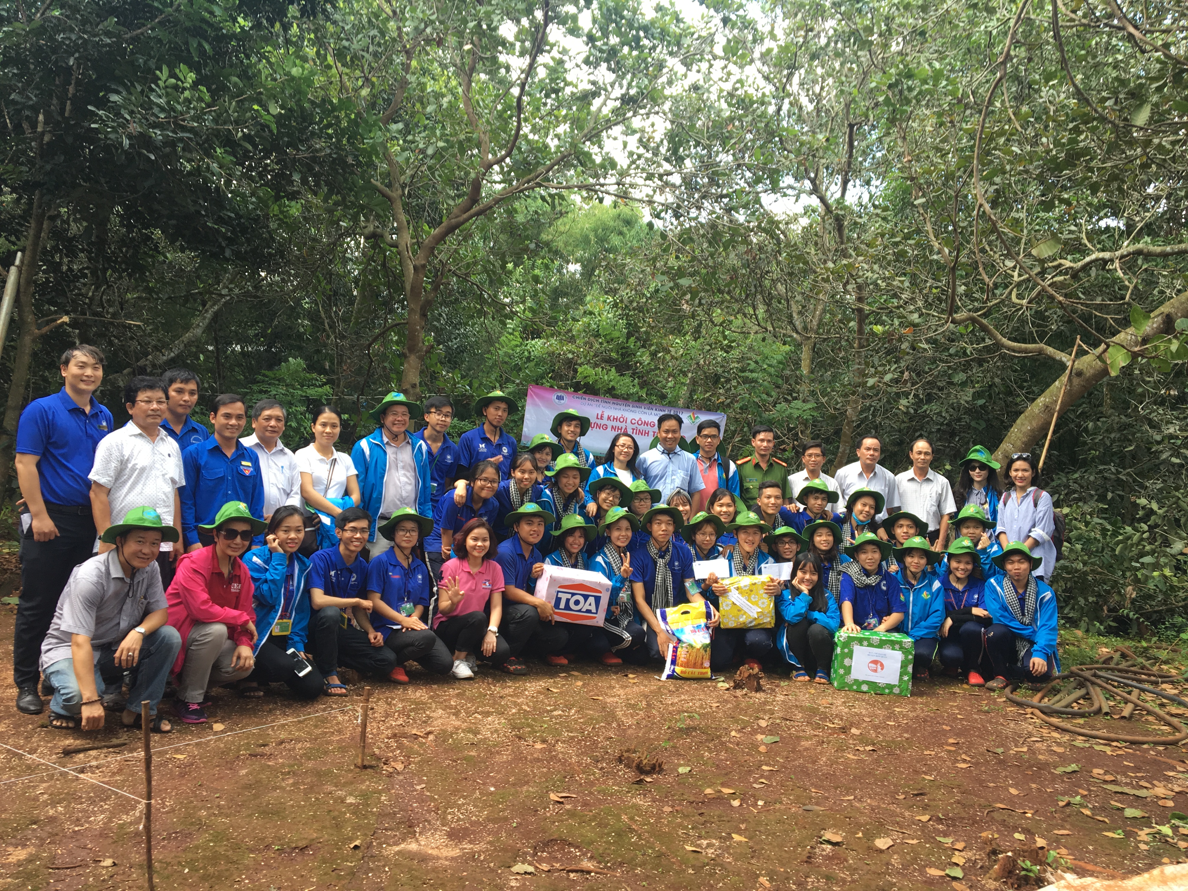 Đại diện Ban chủ nhiệm và Đoàn thanh niên khoa Toán - Thống kê thăm chiến sĩ tình nguyện mùa hè xanh tại huyện Hớn Quản, tỉnh Bình Phước