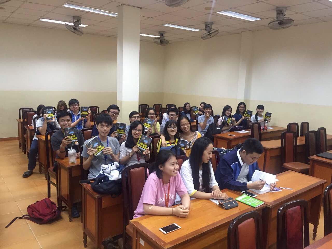 Tập huấn học liệu mở của sách Thống kê trong Kinh doanh và Kinh tế cho sinh viên đại học chính quy