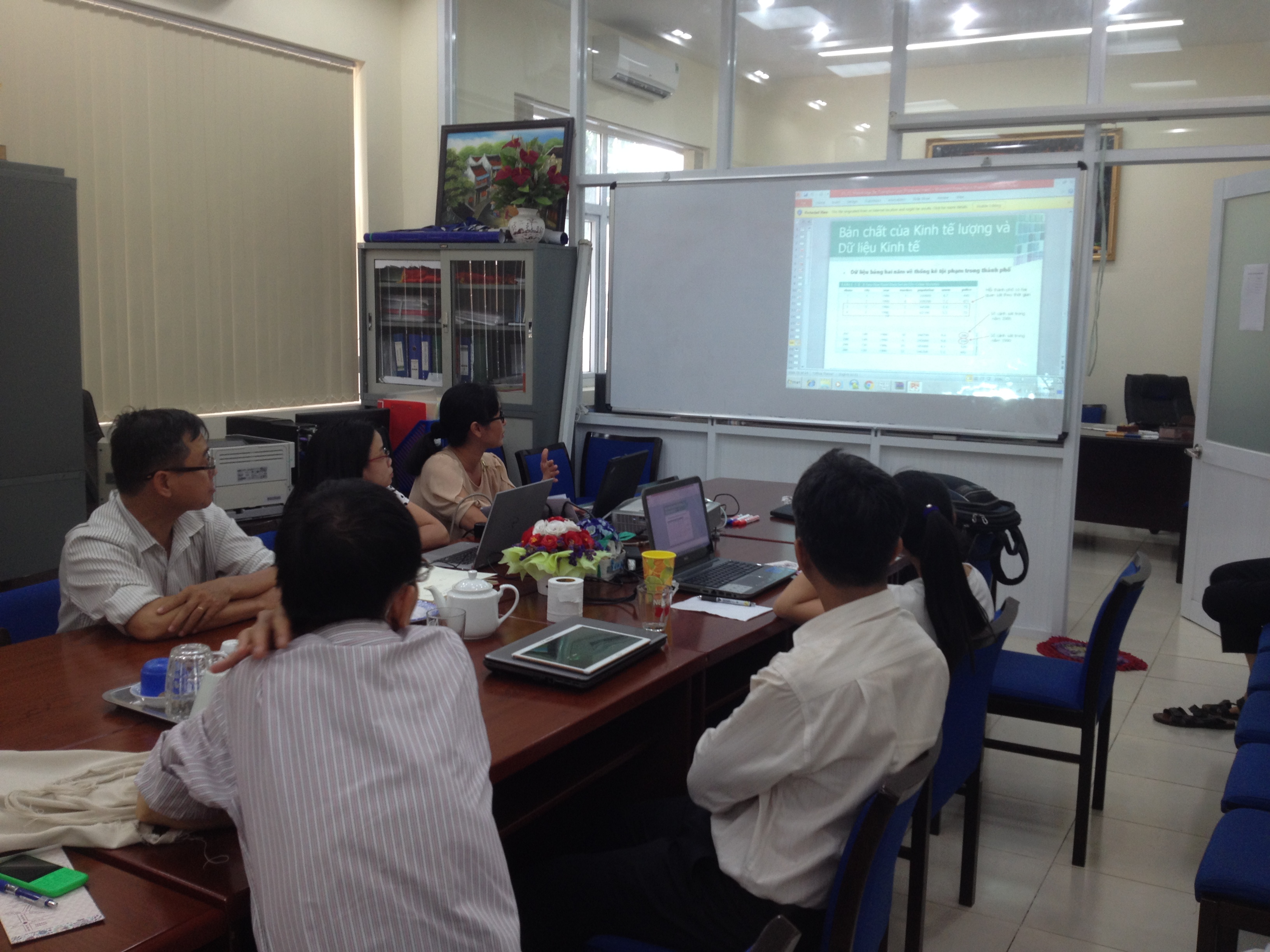 SEMINAR BỘ MÔN TOÁN KINH TẾ: Thống nhất phương pháp và nội dung giảng dạy chương 1  môn kinh tế lượng theo chương trình quốc tế