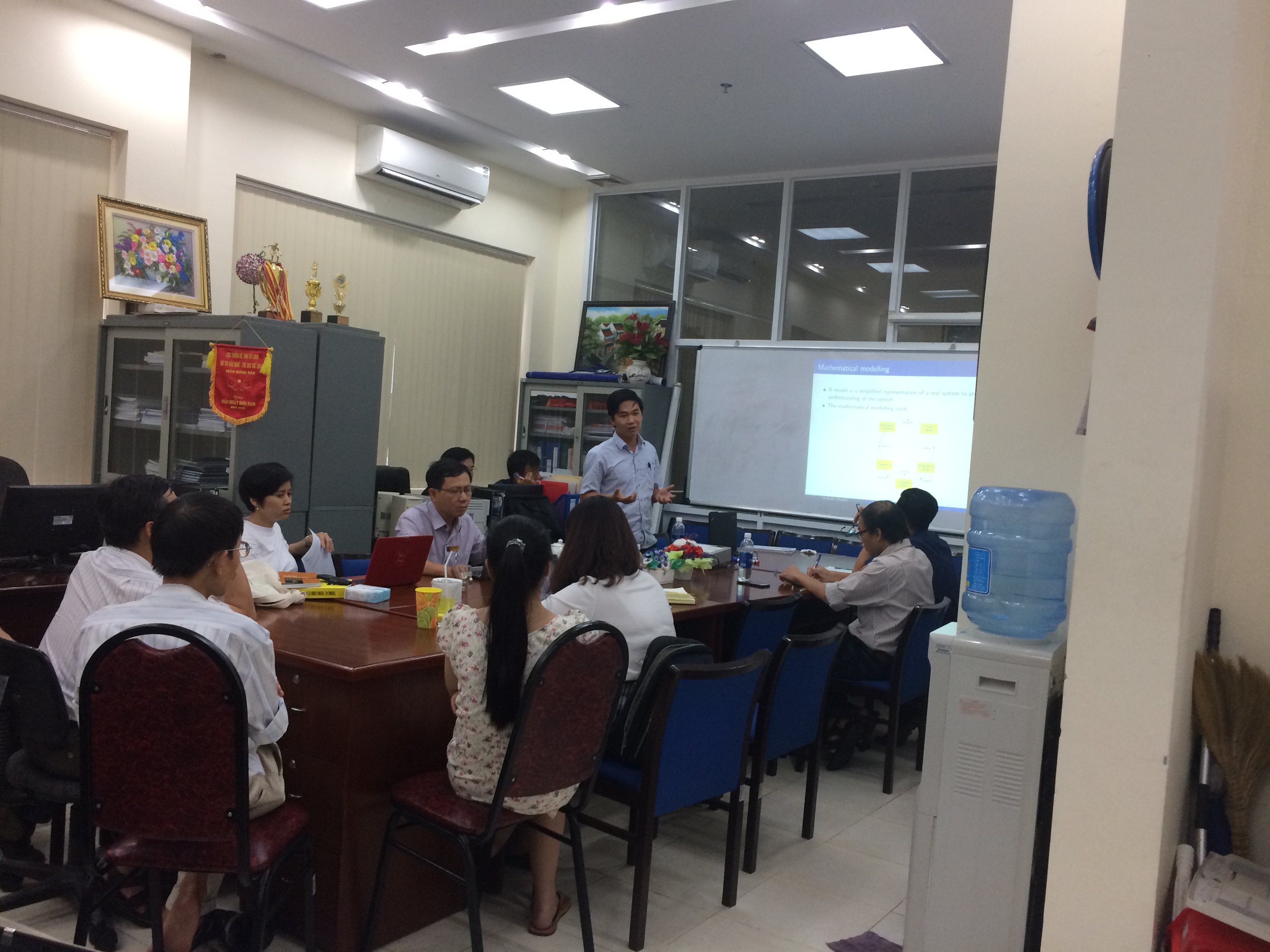 SINH HOẠT KHOA HỌC KHOA TOÁN - THỐNG KÊ - ngày 15/8/2017 : chủ đề "Giới thiệu hệ động lực trong kinh tế"