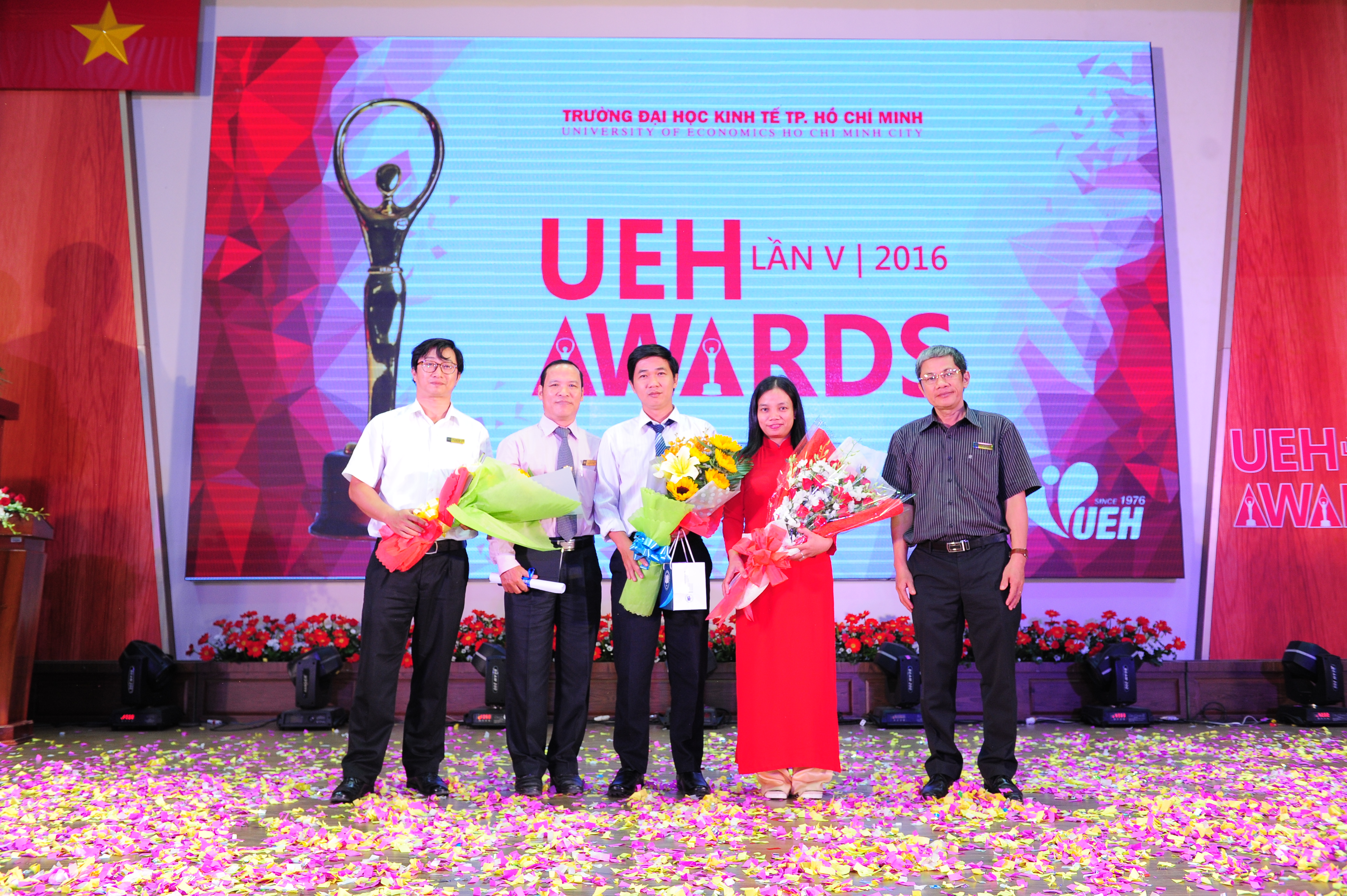 Khoa Toán - Thống kê được Bộ GDĐT công nhận danh hiệu TẬP THỂ LAO ĐỘNG XUẤT SẮC NĂM HỌC 2015 - 2016