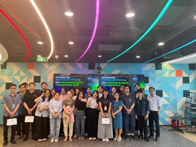 Khoa Toán - Thống kê tổ chức cho sinh viên đến tham quan tham quan công ty WorldQuant chi nhánh TP.HCM