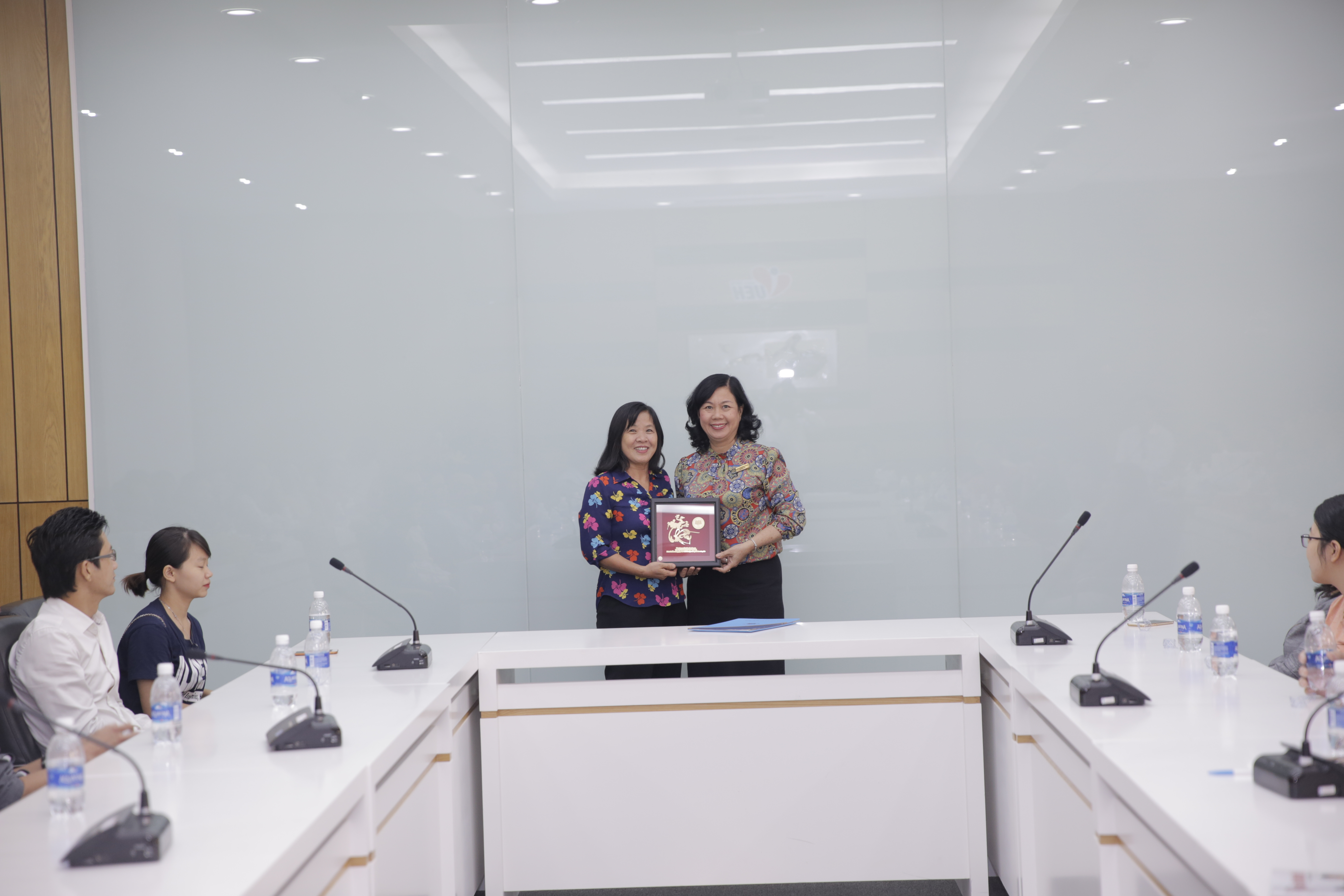 Trao Quyết định hưởng chế độ hưu trí cho TS Nguyễn Thị Ngọc Thanh - GV bộ môn Toán Kinh tế, khoa Toán - Thống kê