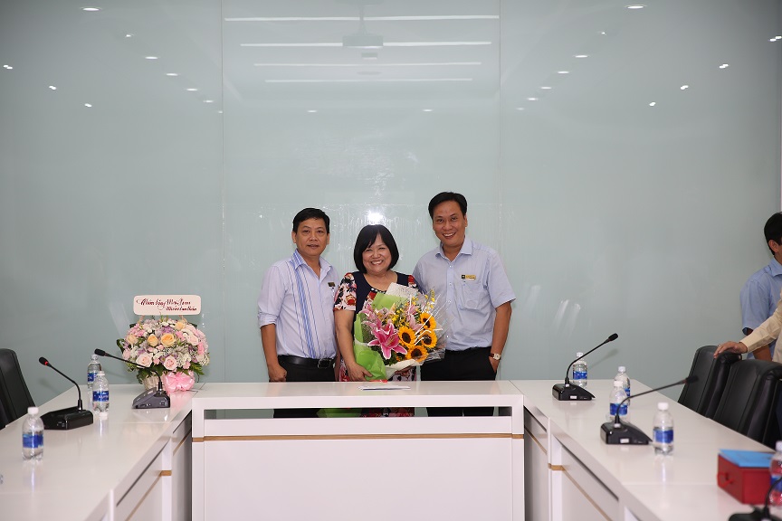 Trao quyết định hưởng chế độ hưu trí cho TS Mai Thanh Loan - GV bộ môn Thống kê - Phân tích dữ liệu, khoa Toán - Thống kê