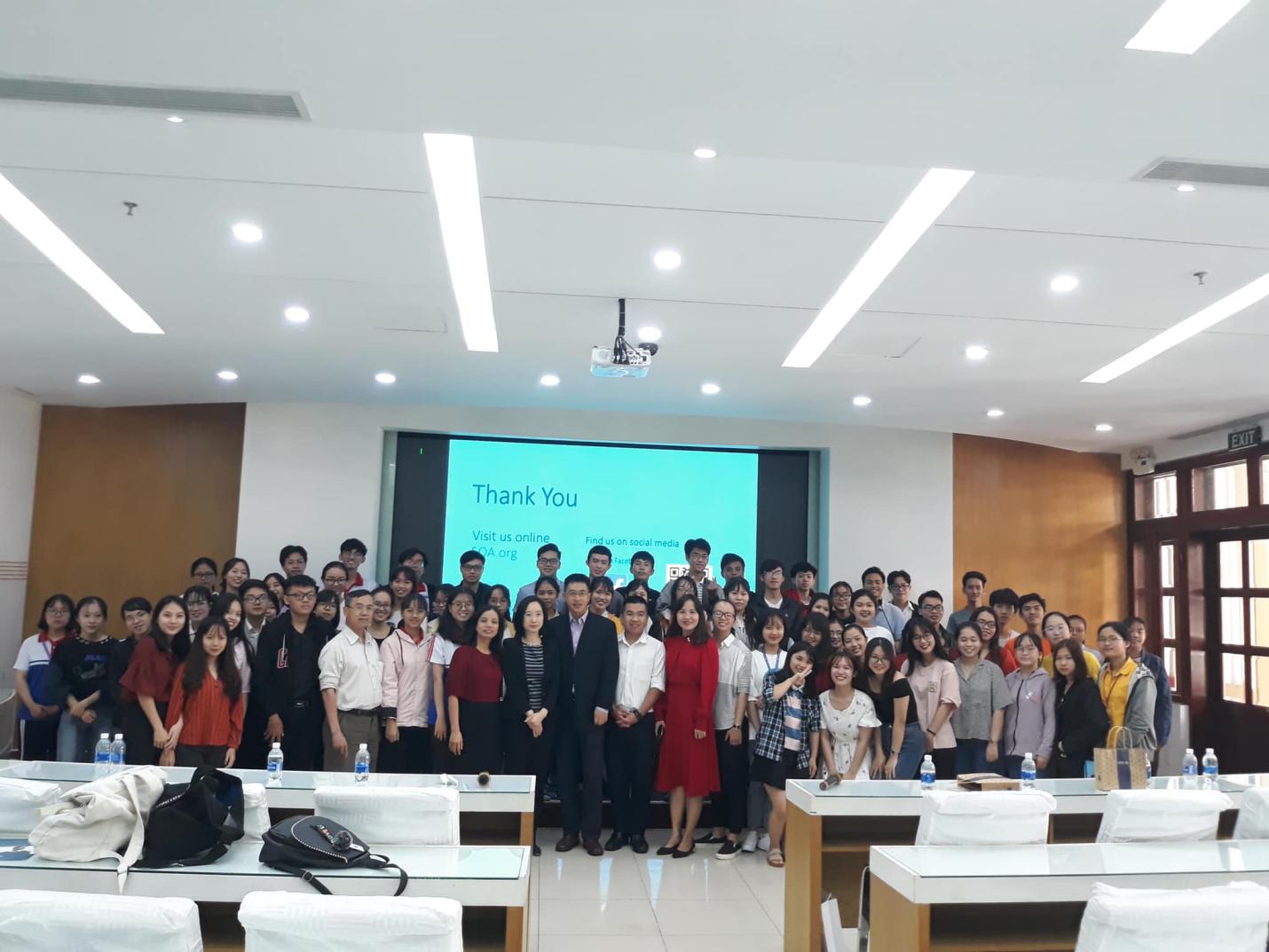 UEH công bố điểm chuẩn tuyển sinh ĐHCQ năm 2021 - Chất lượng đầu vào tăng, đầu ra chuẩn quốc tế