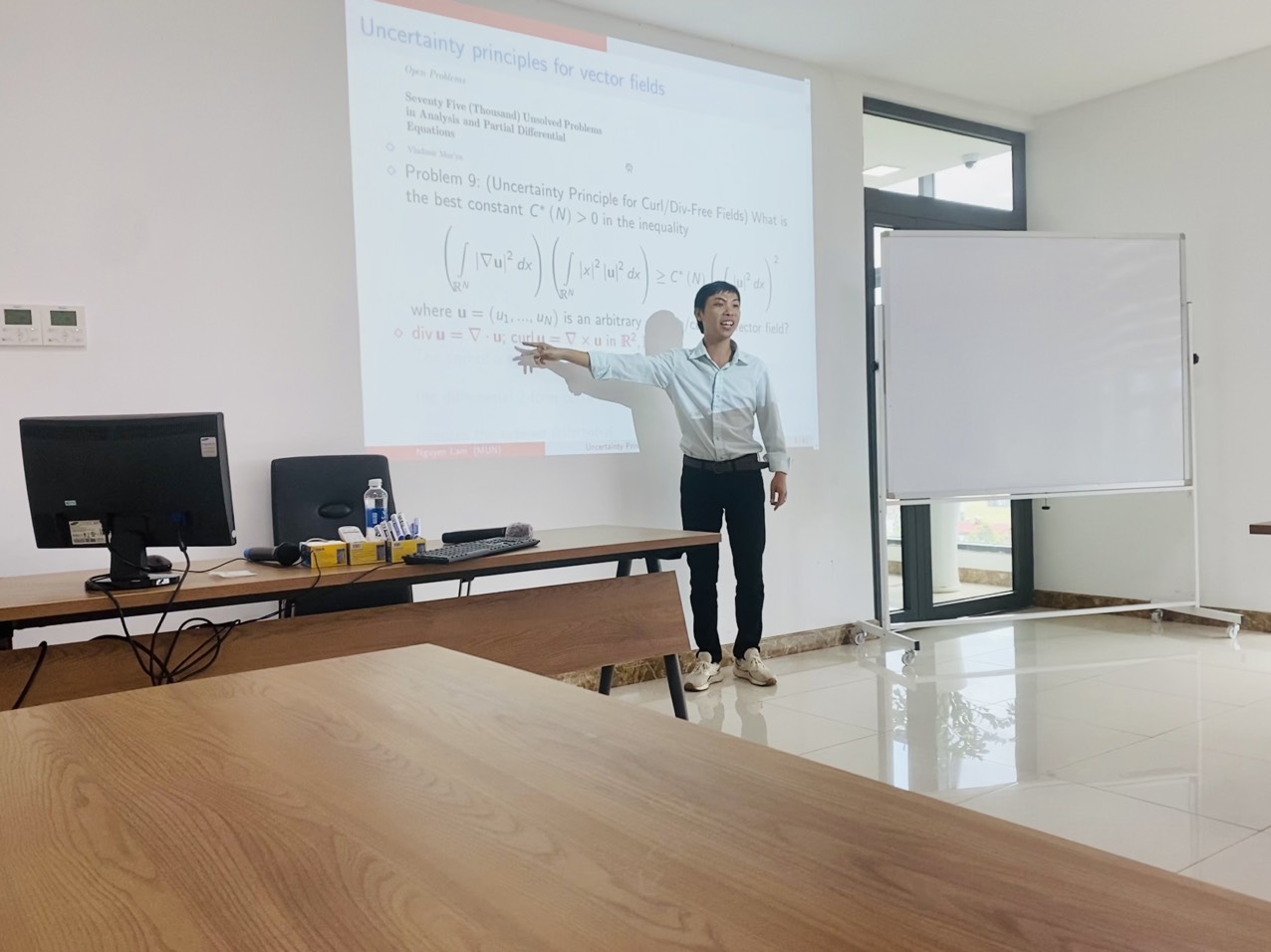 Buổi seminar  bộ môn Toán tài chính - chủ đề "Sharp Uncertainty Principles and their stability" do Assoc. Prof. Lâm Hoàng Nguyên trình bày