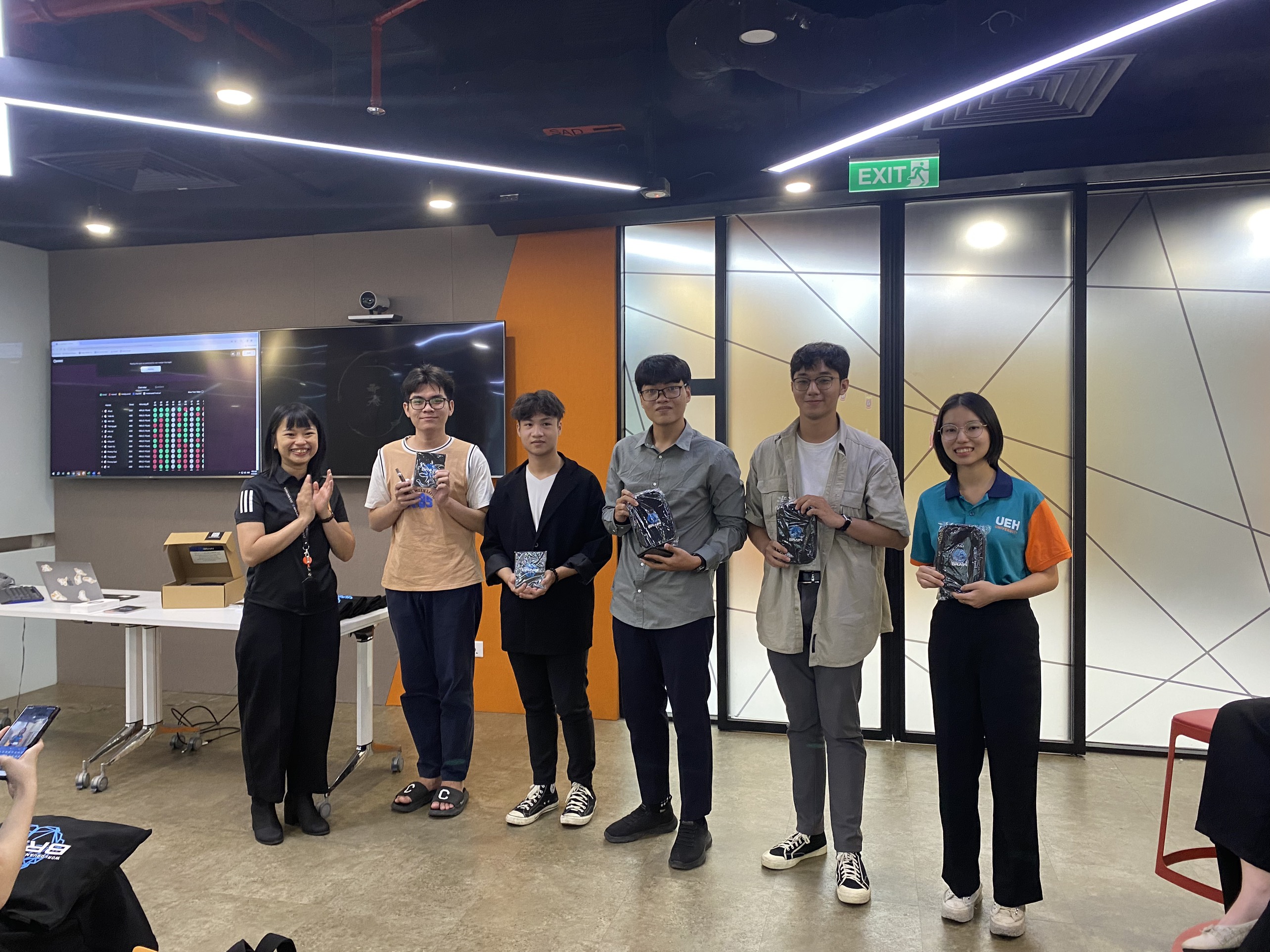 Khoa Toán - Thống kê và Viện Toán ứng dụng tổ chức cho sinh viên đến tham quan tham quan công ty WorldQuant chi nhánh TP.HCM